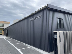 本社工場駐車場横に新倉庫完成